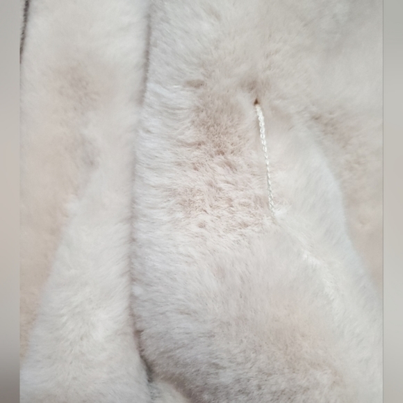 Chicwish asymetric faux fur vest wrap with faux leather belt cream M sleeveless - Picture 12 of 15